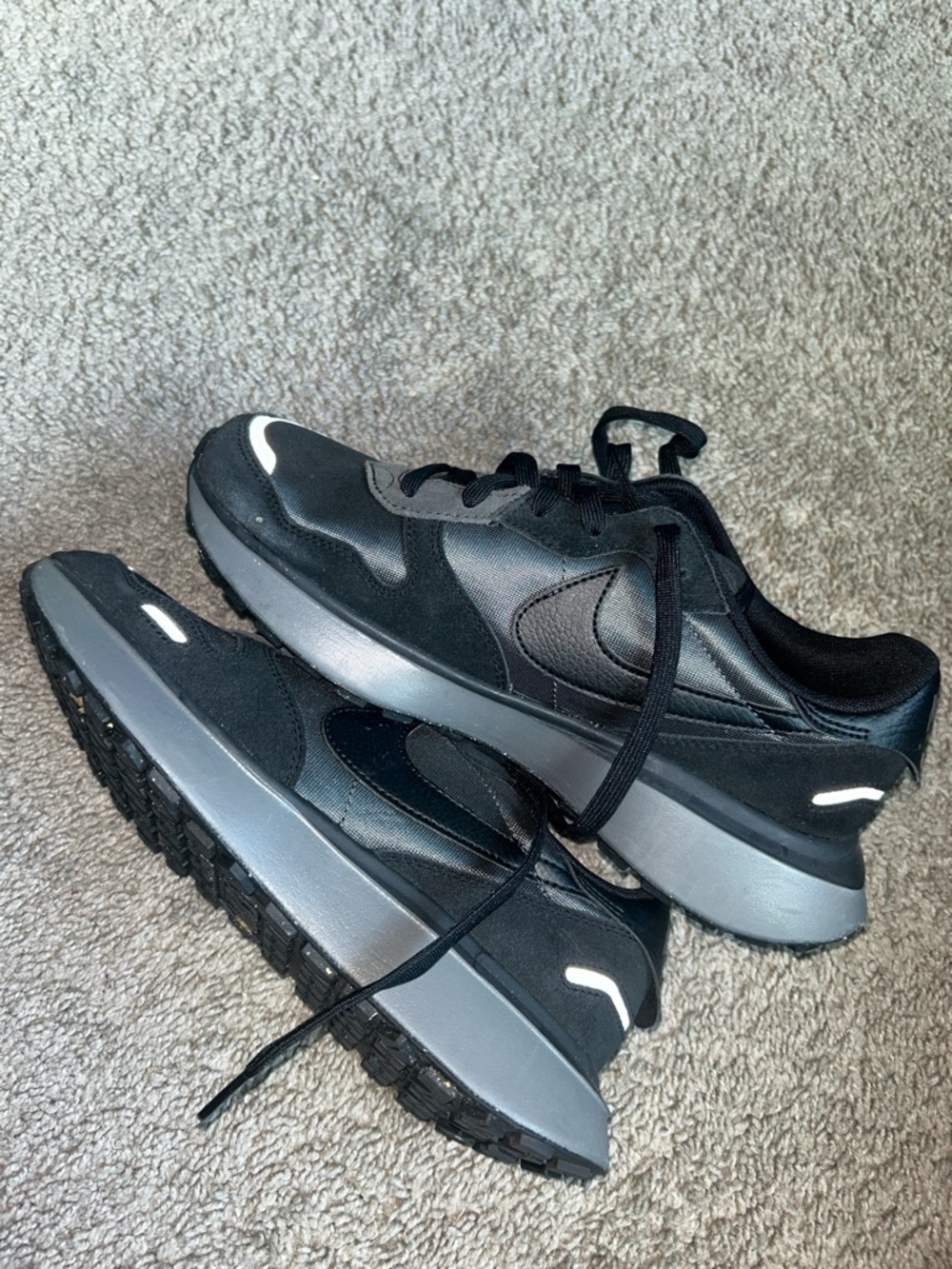Nike Women’s Black Sneakers with Reflective Accents Size 9 - Picture 2 of 6